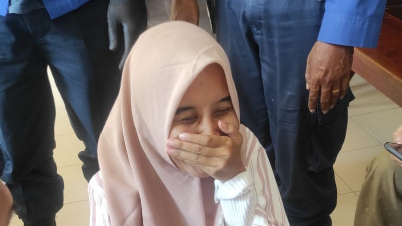 EVAKUASI: Proses jari mahasiswi dilepaskan dari lubang di kursi oleh petugas Damkarmat Kota Jogja. (Istimewa)