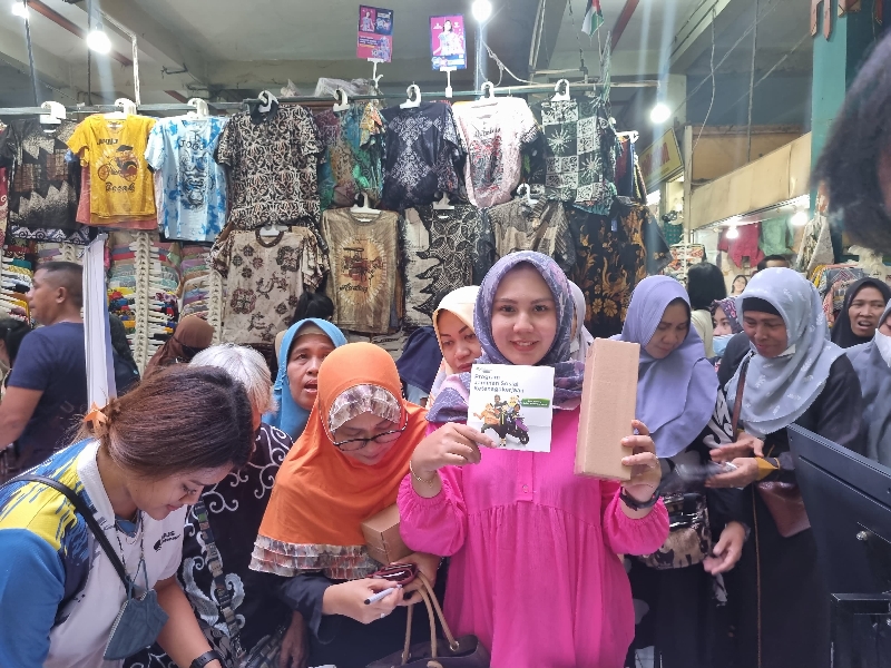 ASYIK: Pedagang sektor informal di pasar Beringharjo saat mengaktivasi layanan BPJS Ketenagakerjaan. (Fahmi Fahriza/Radar Jogja)