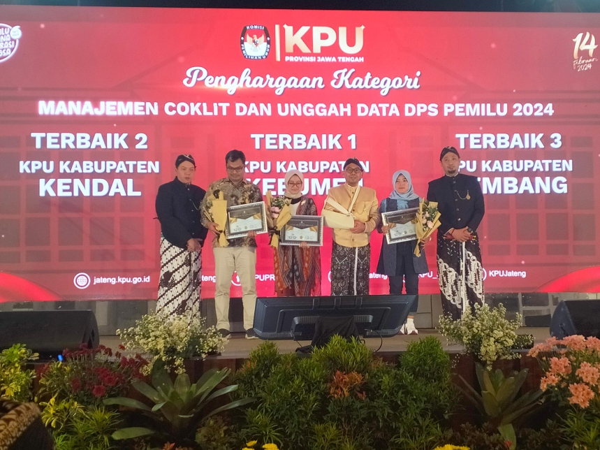 PRESTASI : Ketua KPU Kebumen Dzakiyatul Banat menerima plakat penghargaan dari KPU Provinsi Jawa Tengah di Hotel Griya Persada Bandungan, Semarang. (Istimewa)
