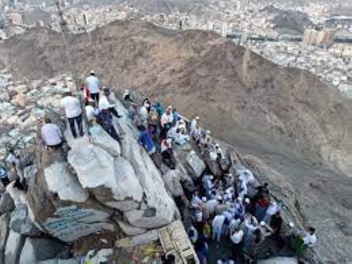 HILMI SETIAWAN/JAWA POS ISI WAKTU SEBELUM PULANG: Para peziarah antre masuk ke Gua Hira yang berada di puncak Jabal Nur (foto atas). Wartawan Jawa Pos berada di mulut Gua Hira