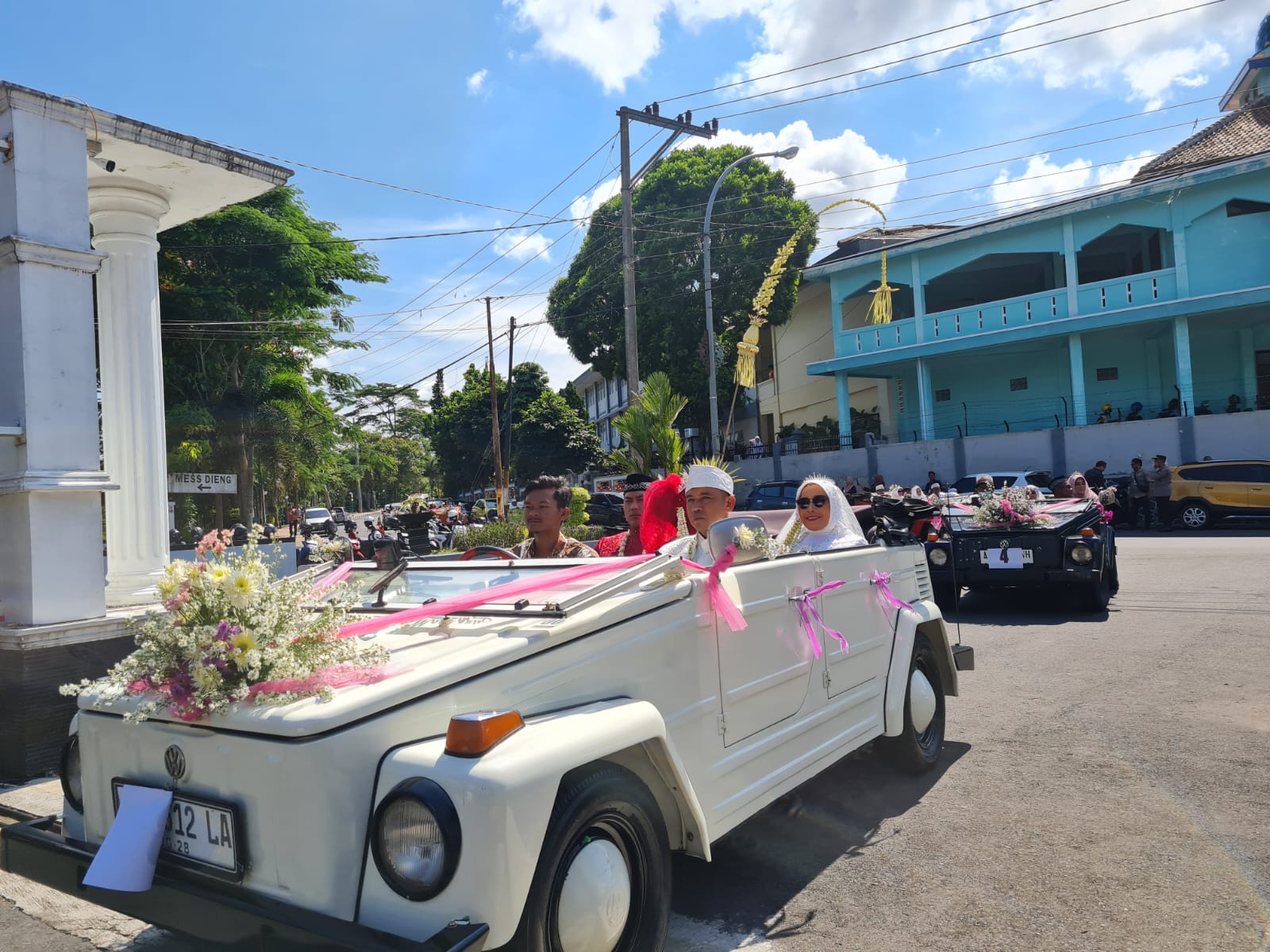 KELILING KOTA: Para peserta Nikah Mubarok diarak keliling kota menggunakan mobil VW, Selasa (20/12). Naila Nihayah/Radar Jogja