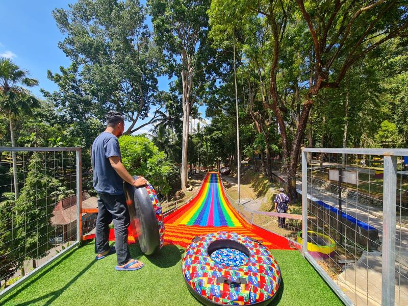 WAHANA BARU: TKL Ecopark menambah atraksi baru berupa perosotan pelangi atau rainbow slide. Wahana ini bisa difungsikan saat masa ramai Nataru mendatang. (Naila Nihayah/Radar Jogja)