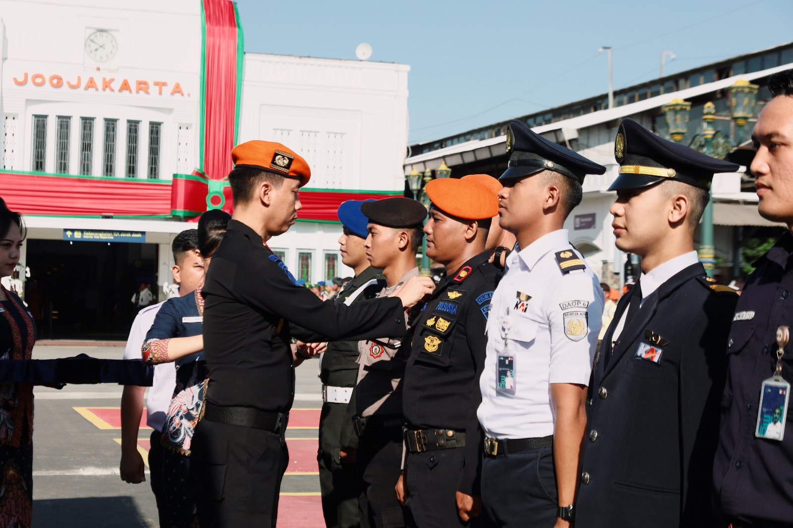 SIAP: Apel Gelar Pasukan Pembukaan Posko Nataru Daop 6 Yogyakarta di Pintu Timur Stasiun Jogja Kamis pagi (21/12). (Dok. KAI Daop 6 Yogyakarta)