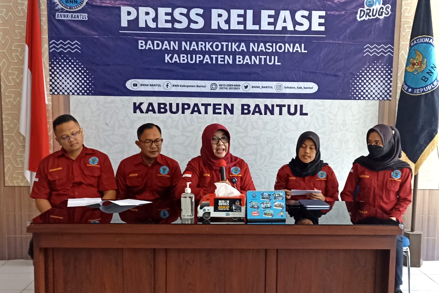 TEGAS: Kepala BNN Kabupaten Bantul, Arfin Munajah (tengah) saat menyampaikan catatan akhir tahun dalam jumpa pers di kantor BNN Kabupaten Bantul, Kamis (21/12). (Gregorius Bramantyo/Radar Jogja)