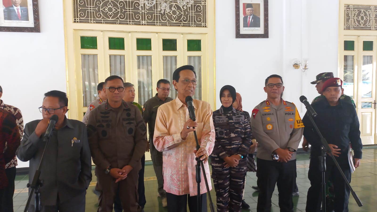 SIAGA: Gubernur DIY Hamengku Buwono (HB) X bersama Jajaran Forkopimda usai Rapat Koordinasi Persiapan Menjelang Nataru di Kompleks Kepatihan Kamis (21/12). (Winda Atika Ira P/Radar Jogja)
