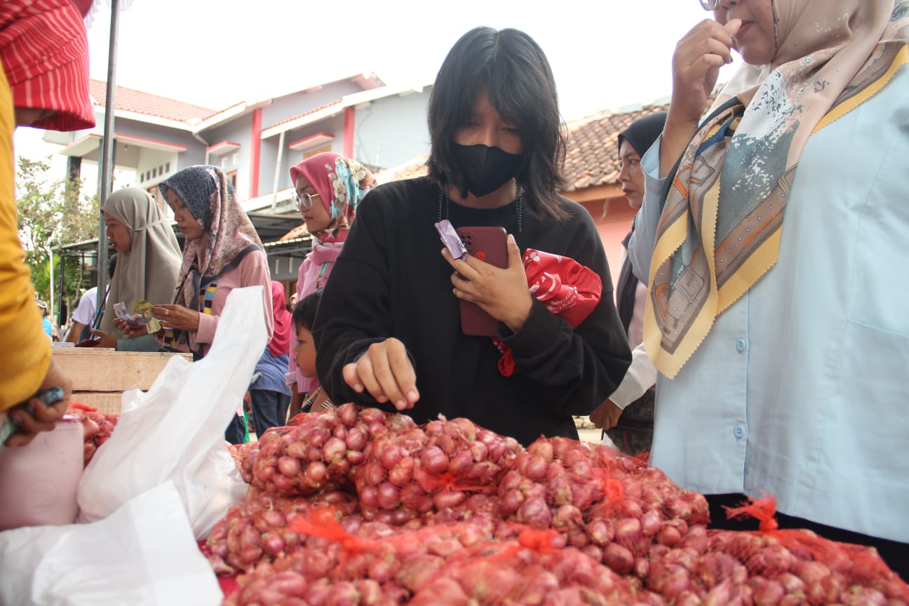 STABIL: Warga membeli kebutuhan bahan pokok dalam kegiatan Gerakan Pangan Murah di Lapangan Dwi Sapta, Kalurahan Ringinharjo, Bantul. (Gregorius Bramantyo/Radar Jogja)