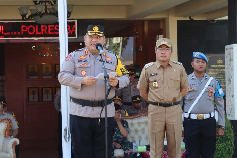 Kapolres Bantul, AKBP Michael R Risakotta dan Bupati Bantul Abdul Halim Muslih saat memimpin Apel Gelar Pasukan Operasi Lilin Progo 2023 di lapangan Mapolres Bantul, Kamis (21/12). (Dok Polres Bantul)