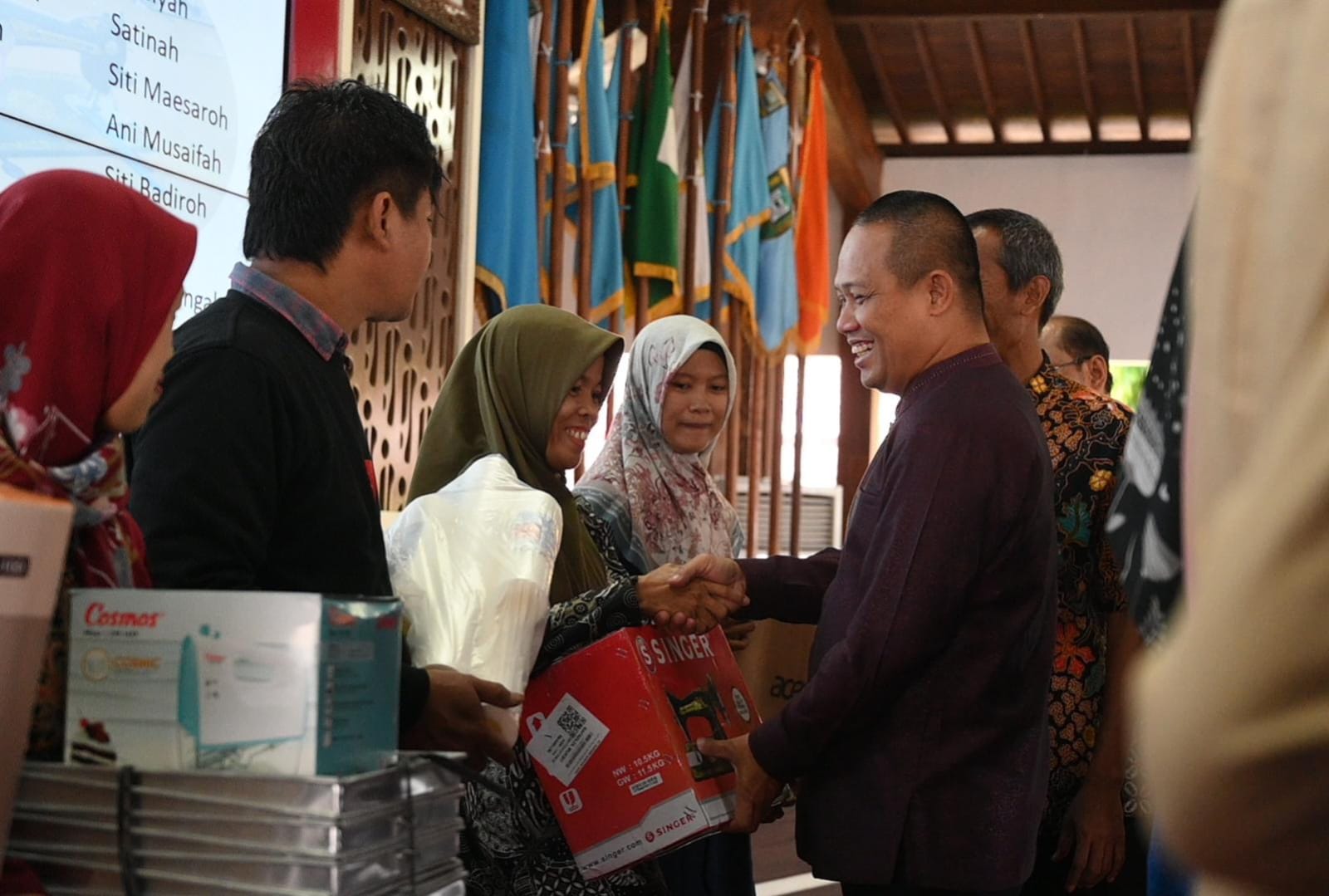 BAHAGIA : Bupati Kebumen Arif Sugiyanto secara simbolis menyerahkan bantuan hibah berupa peralatan produksi kepada para pelaku UMKM.