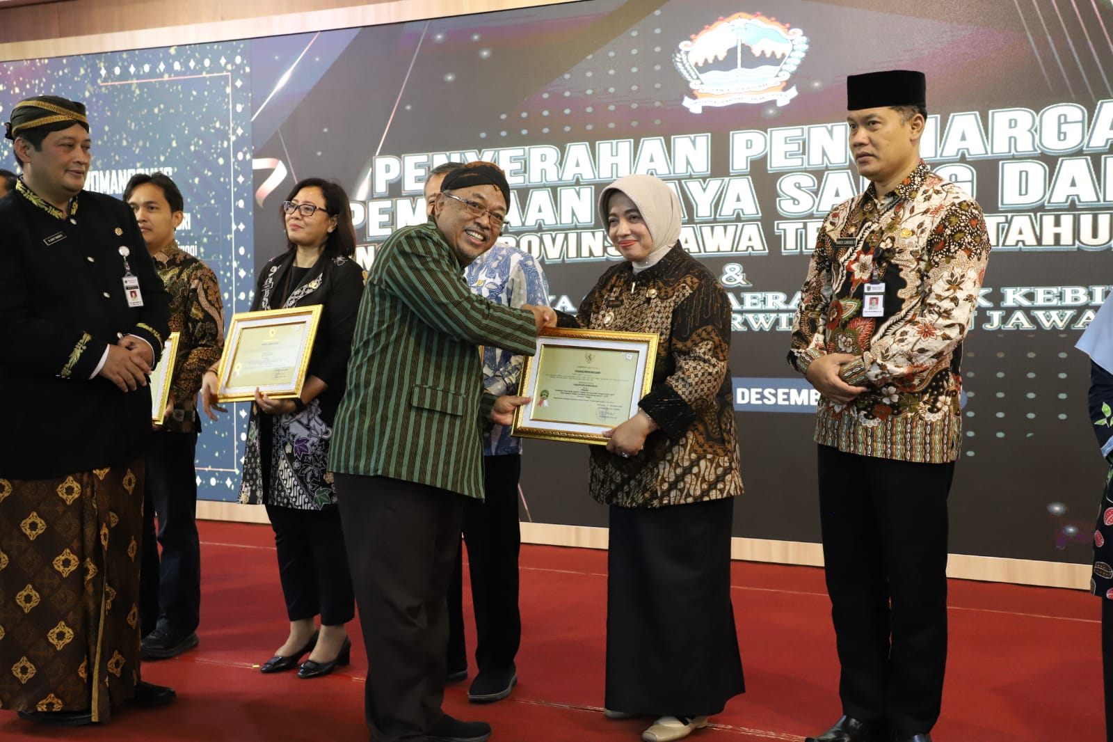 Bupati Purworejo Yuli Hastuti saat menerima piagam penghargaan PDSD tingkat Provinsi Jawa Tengah 2023, dengan kategori nilai tinggi yang diserahkan Asisten Administrasi, Setda Provinsi Jateng