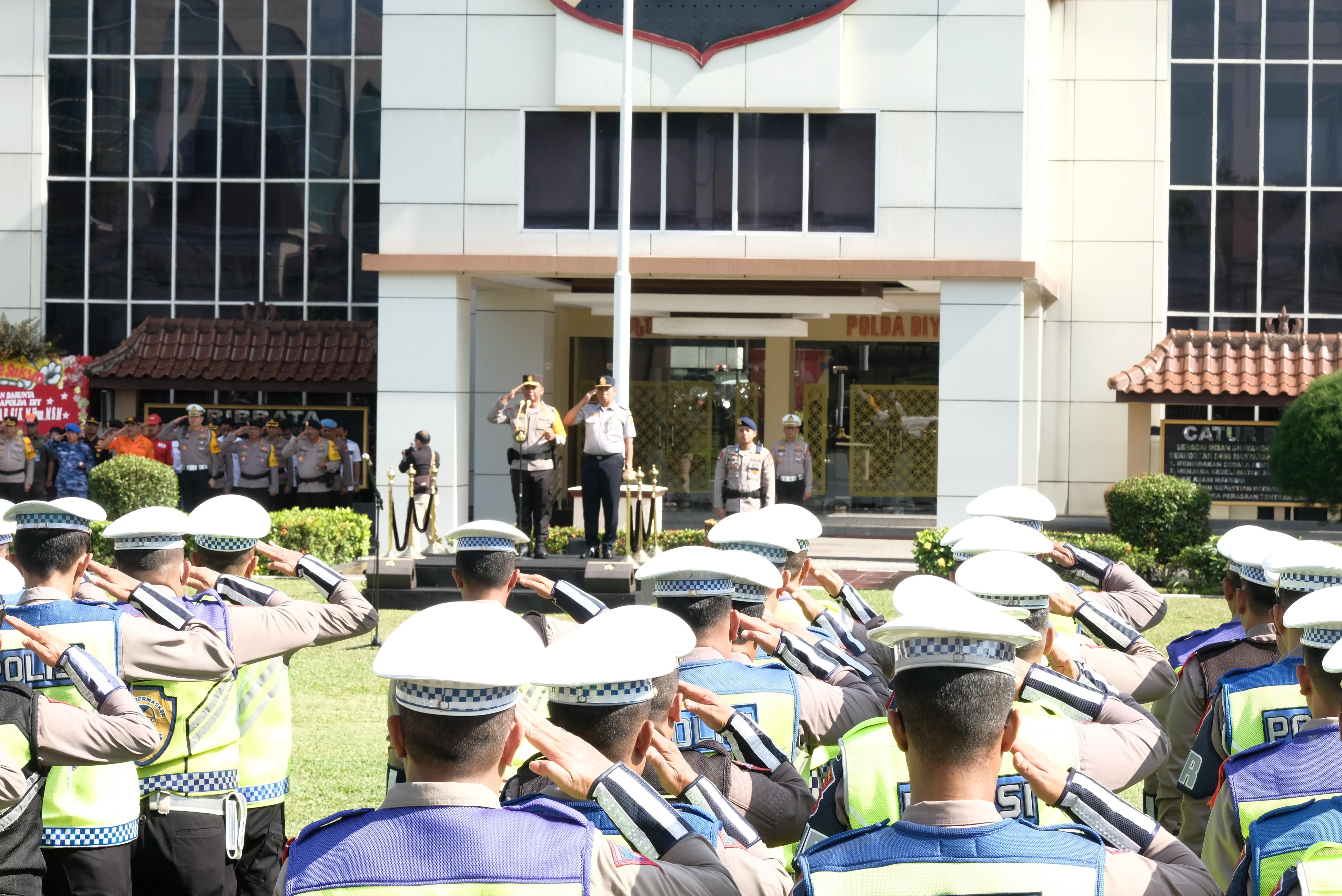 Kepolisian Daerah (Polda) DIJ menggelar apel Operasi Lilin Progo 2023 dalam rangka pengamanan Natal 2023 dan Tahun Baru 2024 (Nataru) di Halaman Mapolda DIJ, Kamis  (21/12/2023).