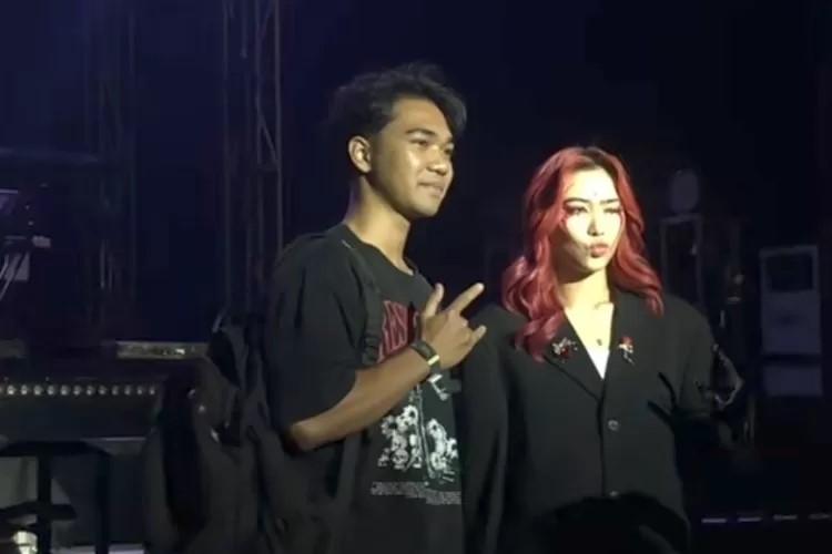 Isyana Sarasvati diminta tanda tangan skripsi (TikTok/@aynimaureen)