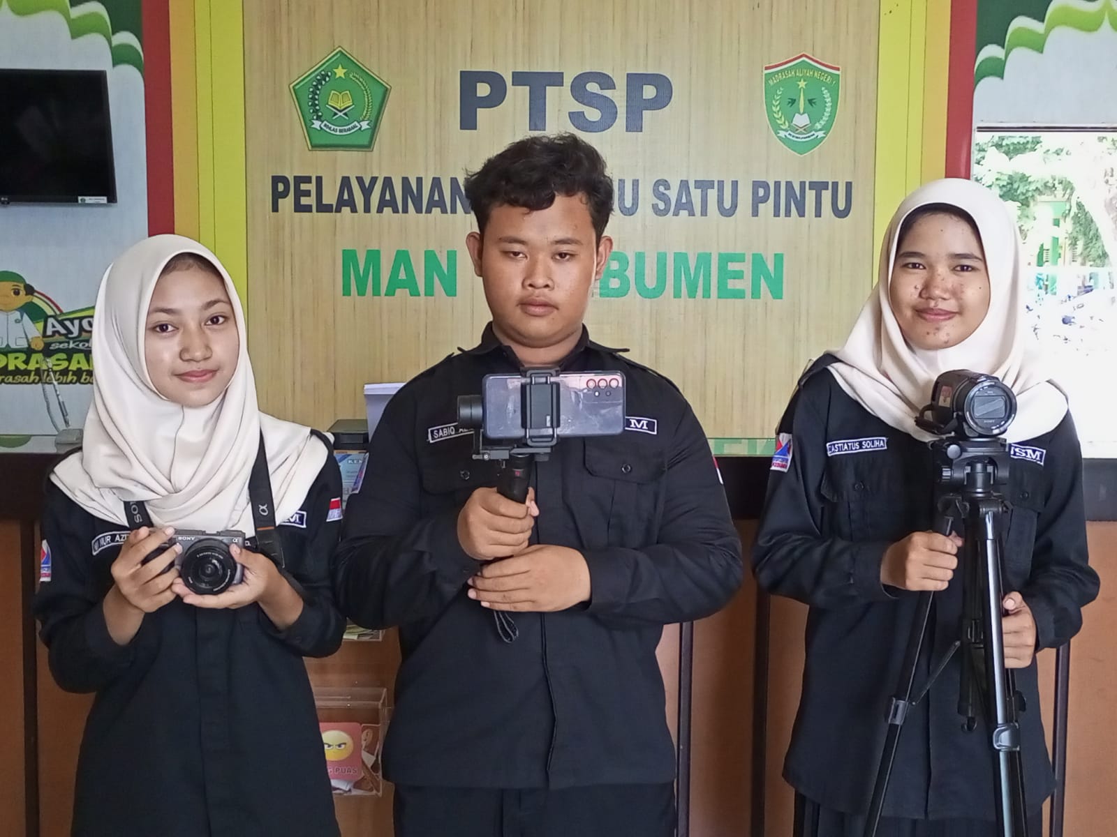 ASAH POTENSI : Tiga siswa MAN 1 Kebumen berswafoto bersama peralatan yang biasa digunakan untuk aktivitas jurnalistik di sekolah.