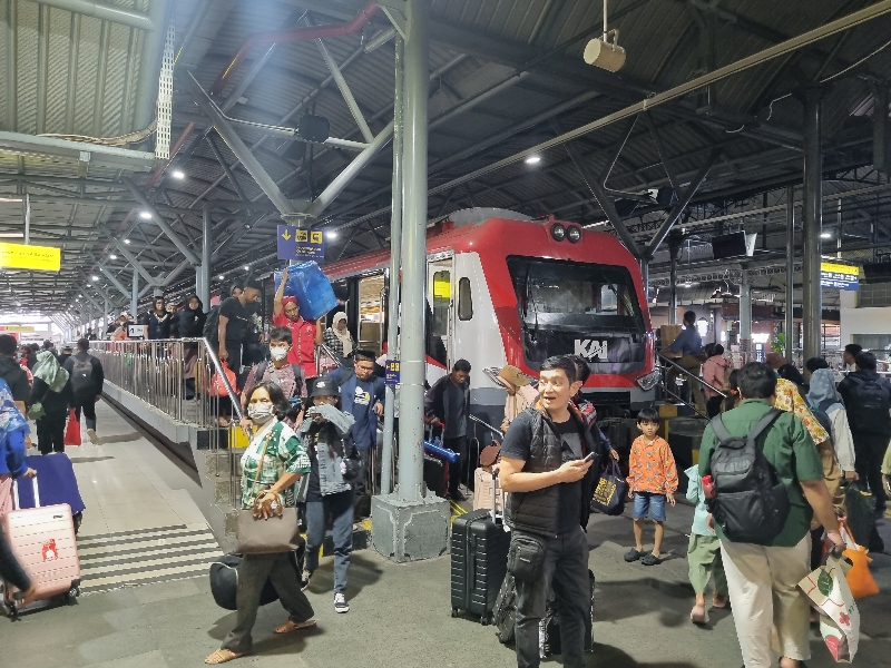 PENUH: Para penumpang saat beraktivitas di Stasiun Tugu Jogjakarta. (Fahmi Fahriza/Radar Jogja)