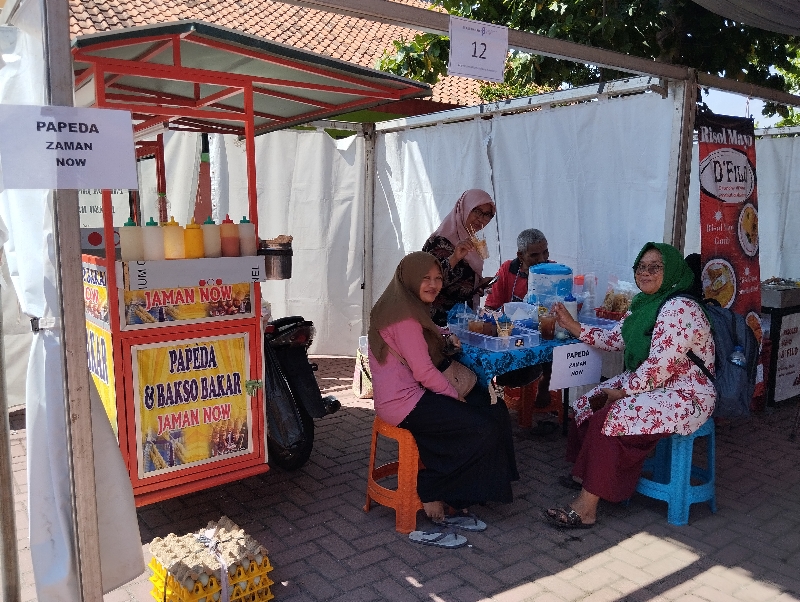 LARIS: Stan yang ada di kegiatan Hari Amal Bhakti Ke-78 di halaman Kantor Kemenag Purworejo pada Kamis (21/13). (JIHAN ARON VAHERA/RADAR JOGJA)