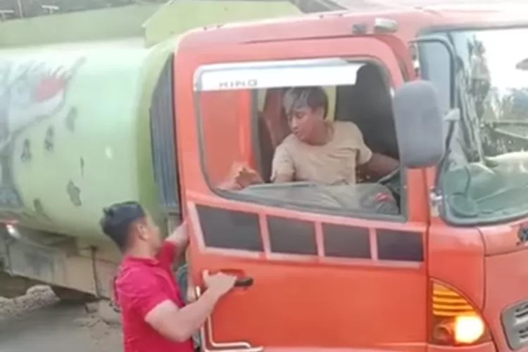 Sosok pria yang diduga kuat sebagai ajudan Bupati Kutai Barat aniaya supir truk kelapa sawit (Instagram/@romansasopirtruck)