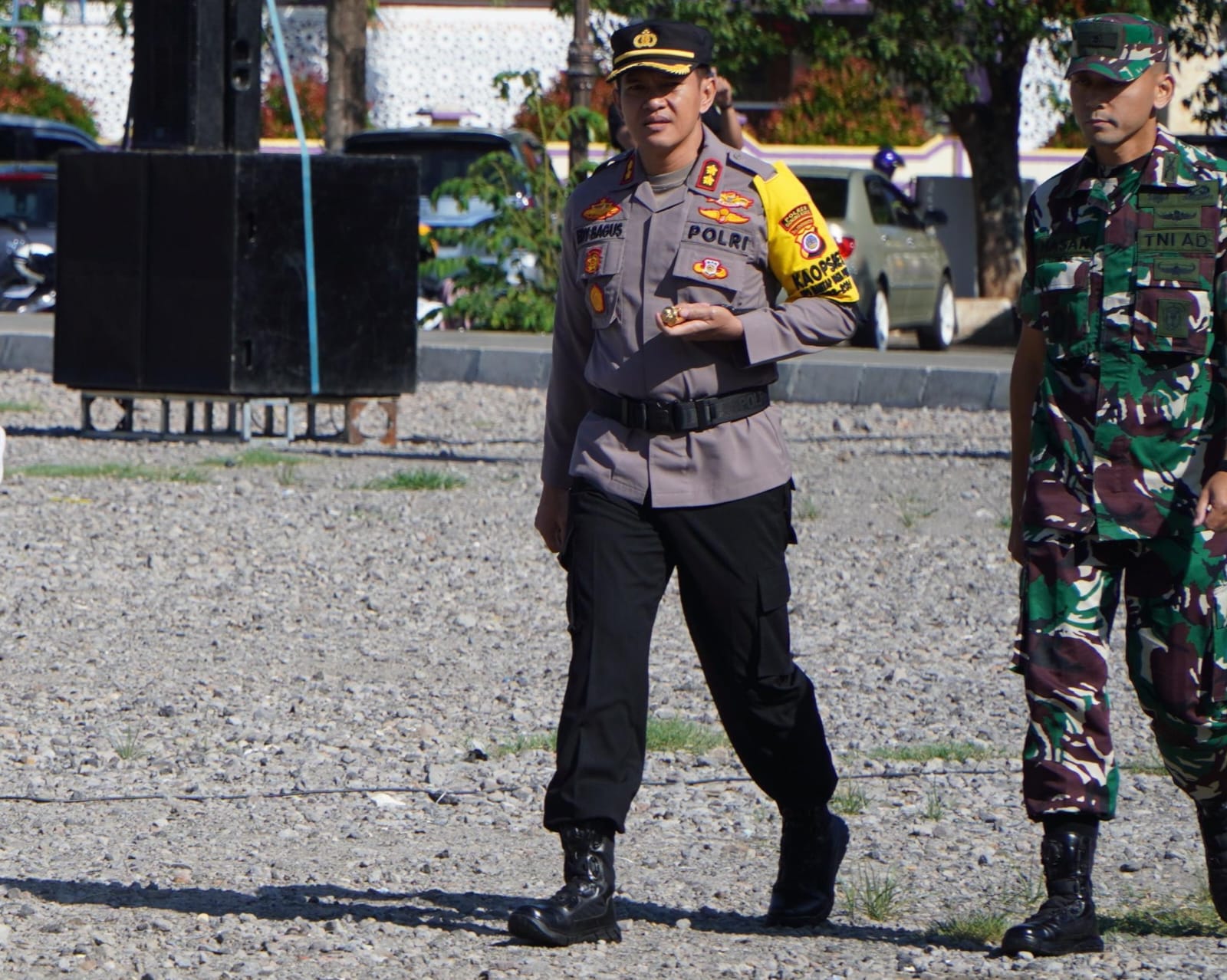 JAGA KETERTIBAN - Apel gelar pasukan persiapan Operasi Lilin Progo 2023 di Alun-alun Pemkab Gunungkidul, Kamis (21/12/2023). Foto: Gunawan/Radar Jogja