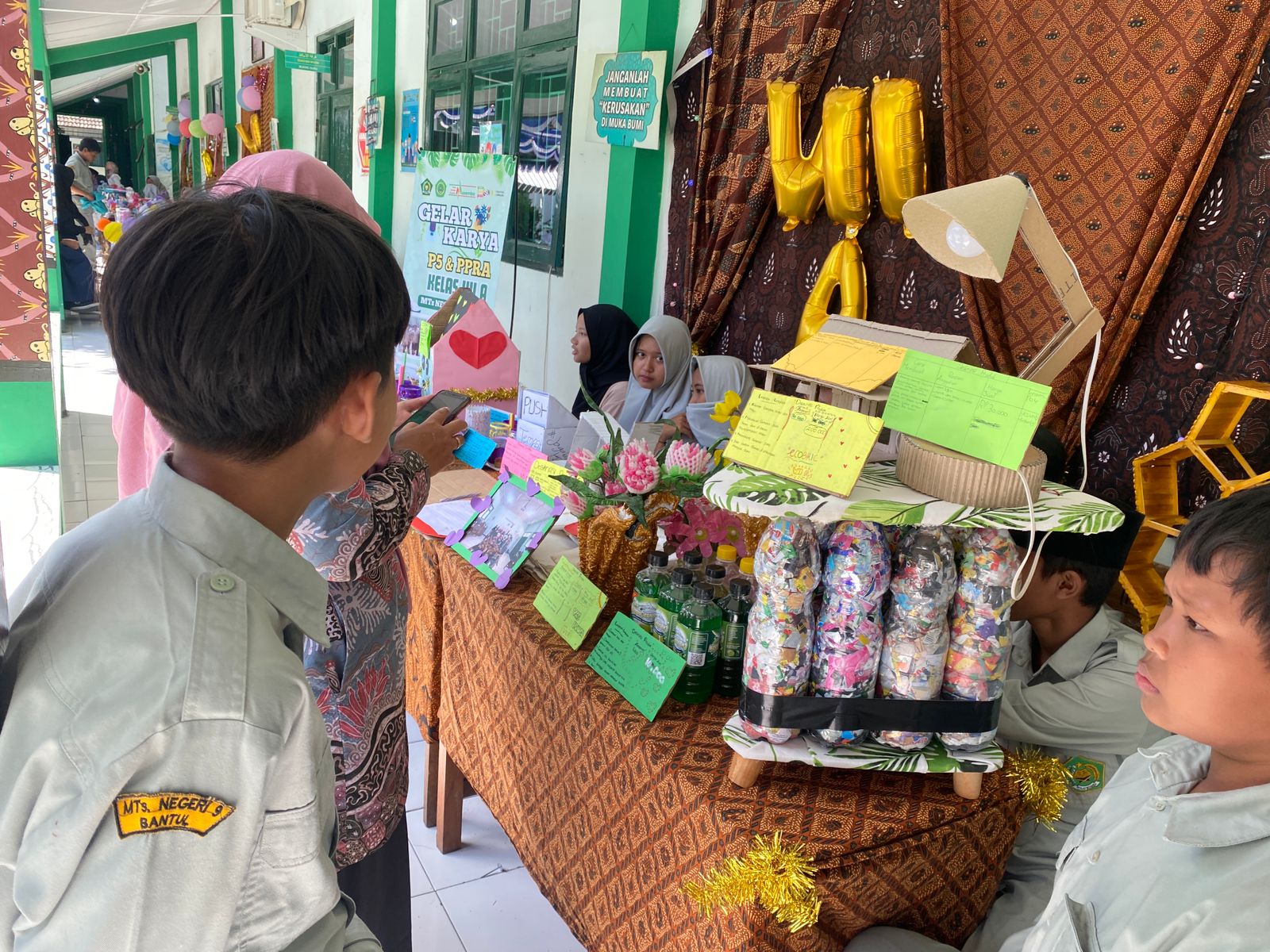Siswa MTS N 9 Bantul menggelar pameran. Produk yang ditampilkan merupakan olahan limbah sampah.