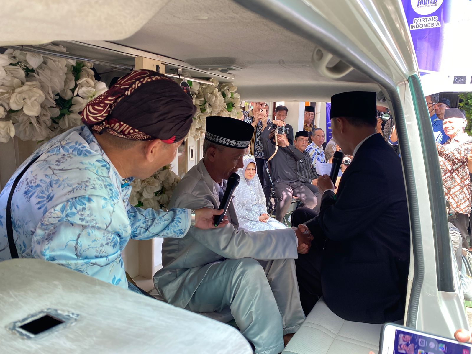 Prosesi pernikahan di mobil ambulance di Aula UPT Rumah Pelayanan Sosial Lanjut Usia Terlantar Budhi Dharma, Giwangan, Kamis (21/12/2023). Agung Dwi Prakoso/Radar Jogja