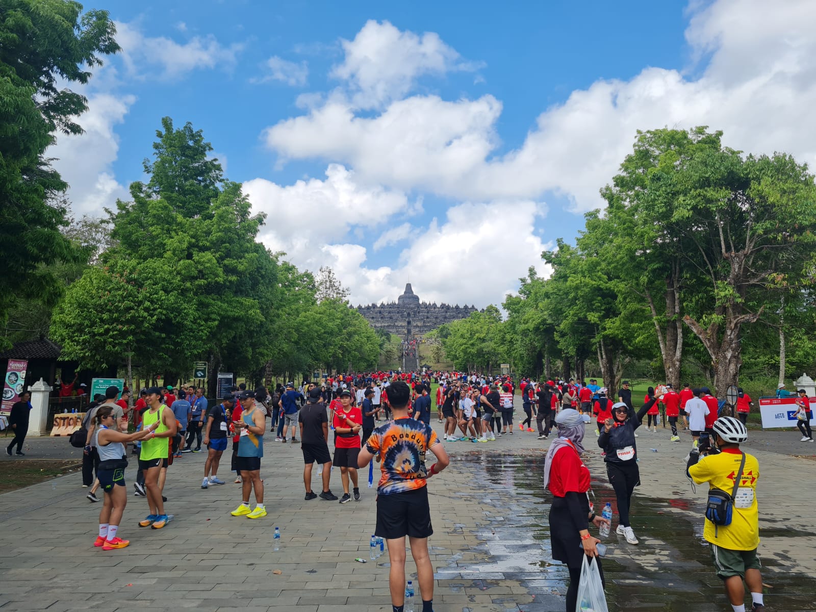 RAMAI: Pengunjung berfoto di area Concourse yang berlatar belakang Camdi Borobudur. Saat masa ramai Nataru, PT TWC menargetkan kunjungan sekitar 105 ribu wisatawan - Naila Nihayah/Radar Jogja