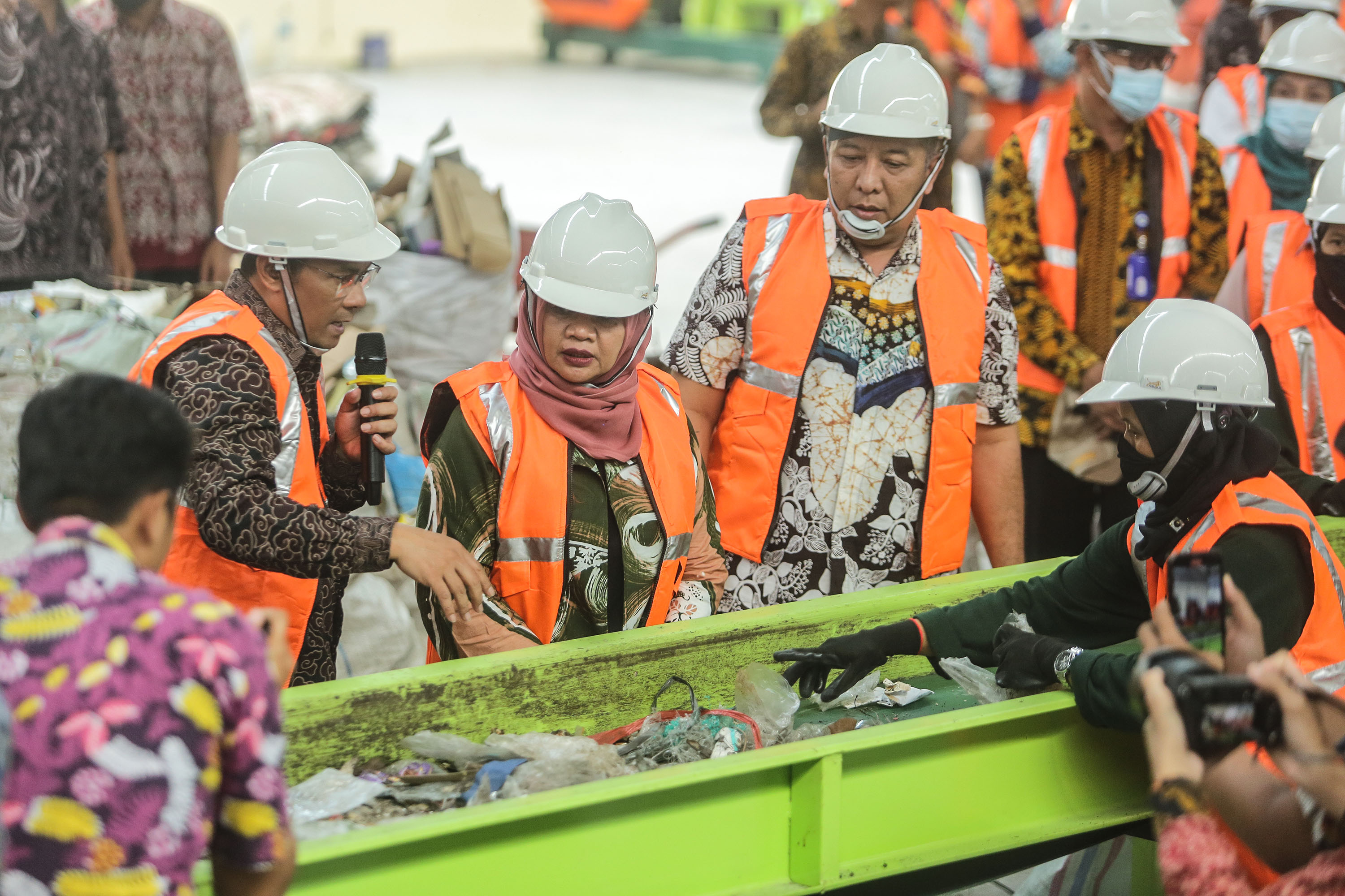 PEDULI: Bupati Sleman Kustini Sri Purnomo ( dari kiri) meninjau proses  sampah di TPST Tamanmartani, Kalasan (21/12). (Elang Kharisma Dewangga/Radar Jogja)