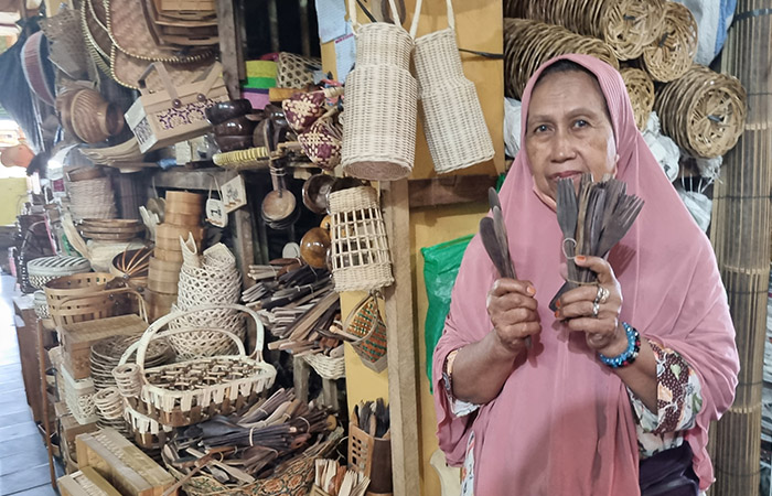 BERAGAM: Penjual set alat makan kayu Kusmini saat memperlihatkan beragam produk jualannya di Pasar Beringharjo.