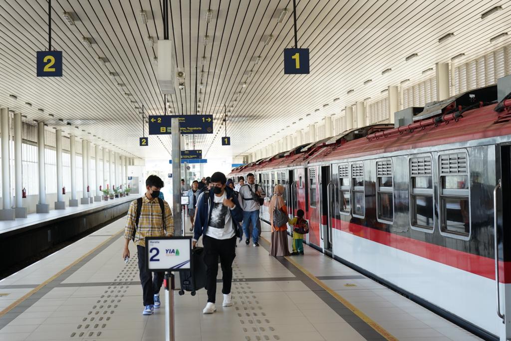 NYAMAN: Penumpang kereta api. (Dok. Humas KAI Bandara)