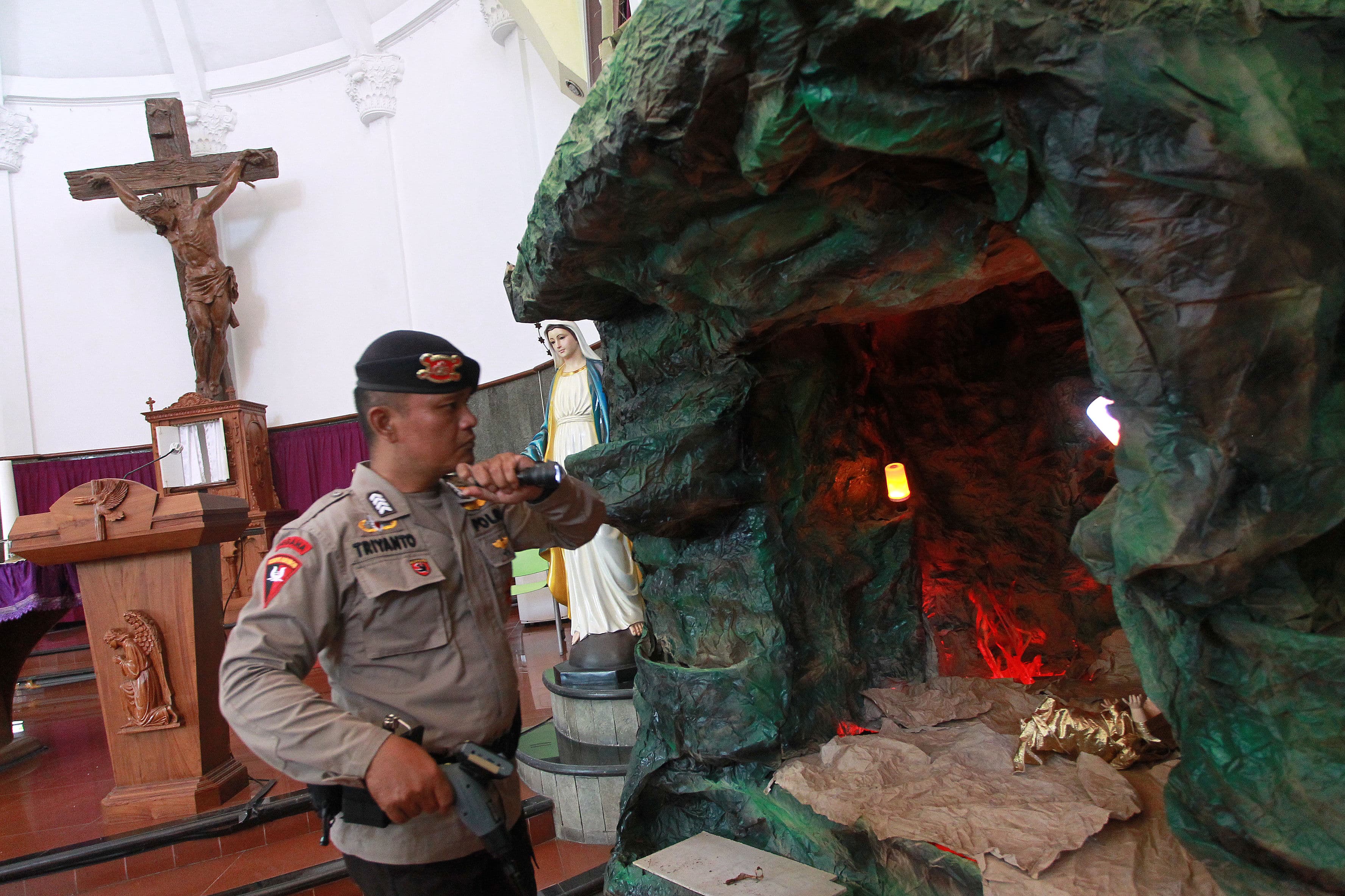 NYAMAN: Aparat keamanan memeriksa gereja jelang Natal Jumat (22/12). (Guntur Aga Tirtana/Radar Jogja)