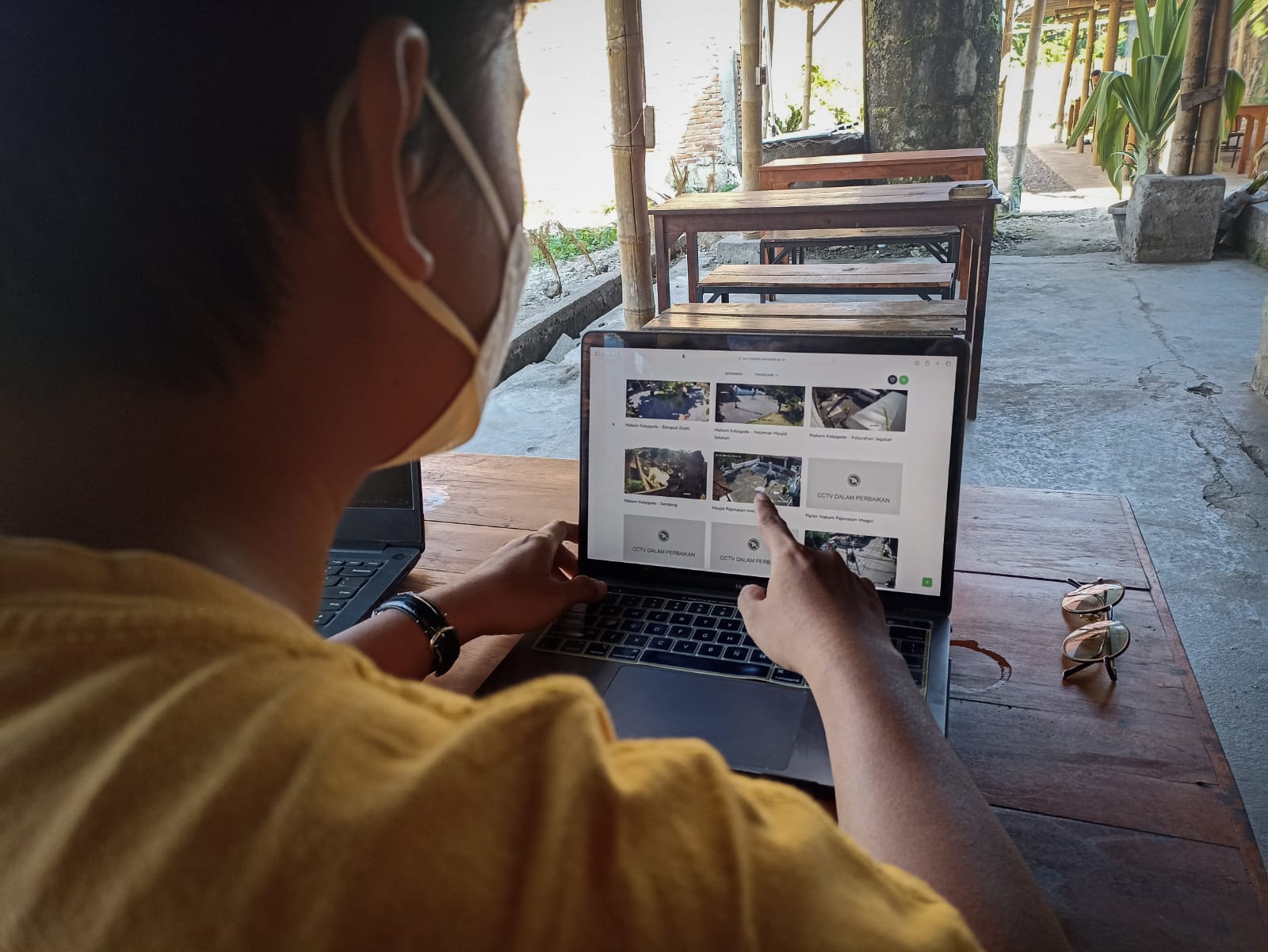PANTAU: Warga memantau kamera CCTV kondisi terkini di beberapa titik di Kabupaten Bantul. (Gregorius Bramantyo/Radar Jogja)