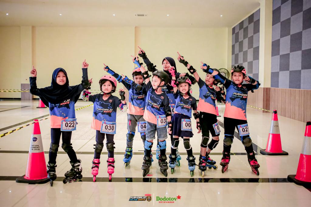 DIMINATI: Beragam kegiatan Komunitas Purworejo Inline Skate yang diikuti oleh usia anak-anak hingga dewasa. Meskipun tergolong komuniras baru, anggotanya berhasil menjuarai berbagai even luar daerah.