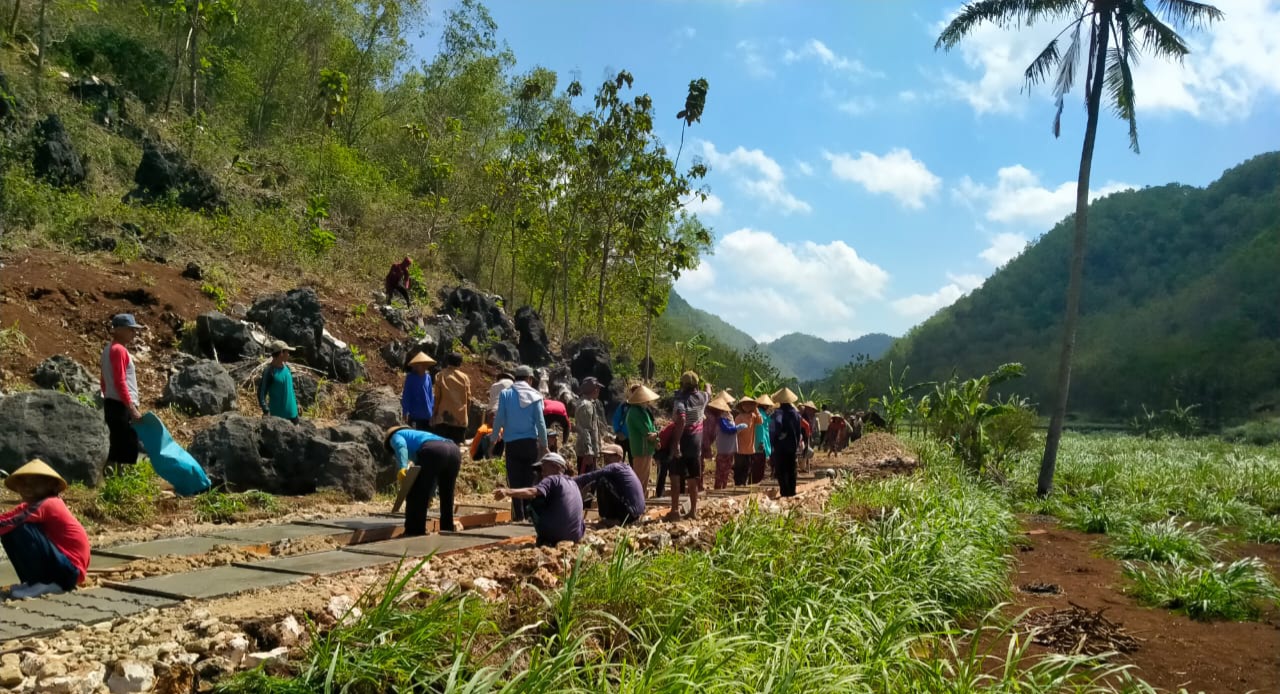 UNIK: Suatu hari di Wotawati, Pucung, Girisubo warga kerja bakti memperbaiki jalan. Mereka tinggal di lembah sungai Bengawan Solo Purba