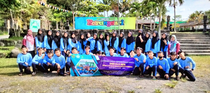 KARAKTER: Siswa MTsS Yayasan Masyithoh Gamping mengikuti outbound latihan dasar kepemimpinan siswa di Karangasri, Pakem, Sleman, Selasa (19/12). (Istimewa)