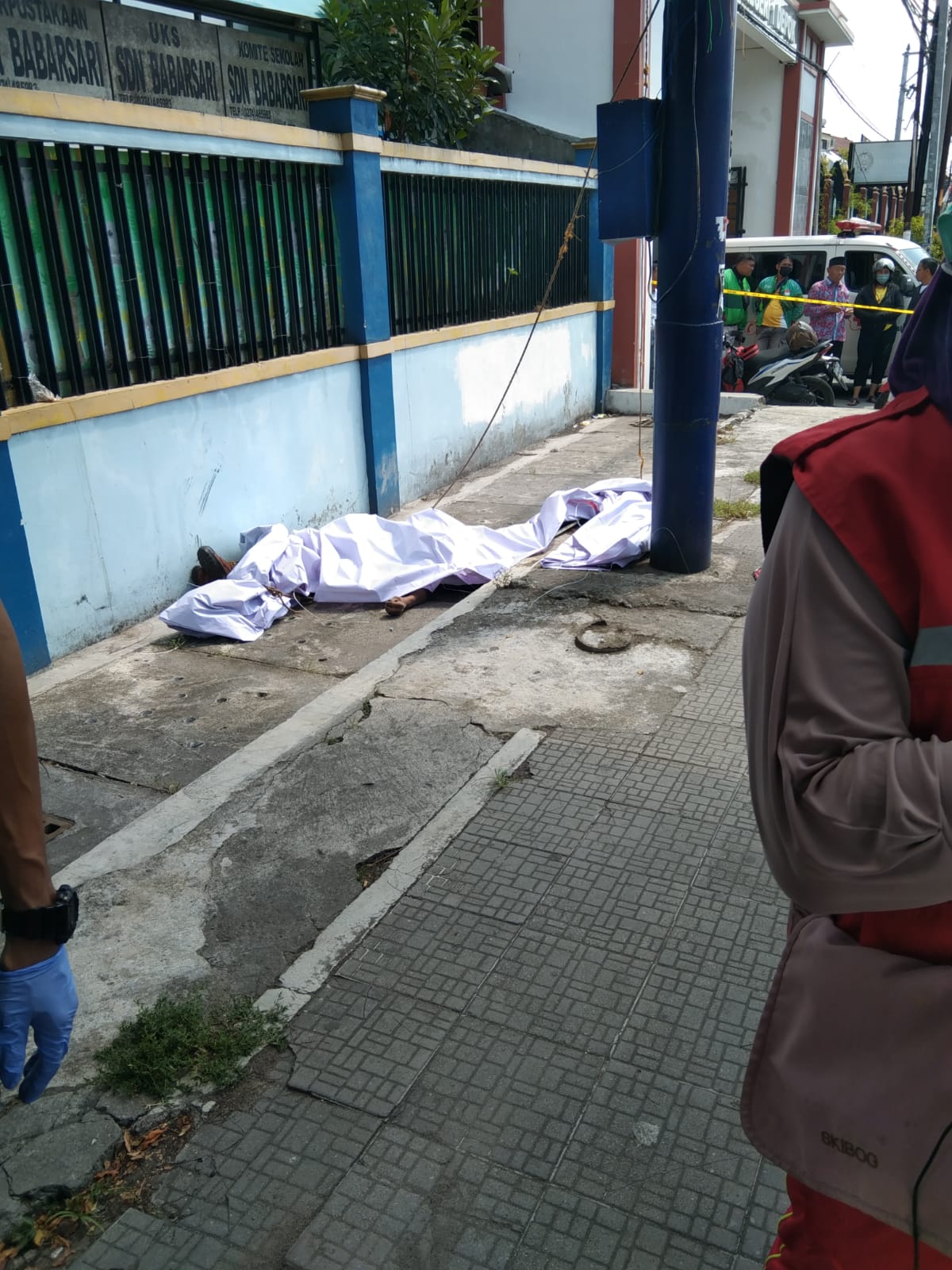 Masang baliho partai sendirian, seorang pria di Sleman tewas, diduga karena kesetrum.  (Foto: Polsek Depok Barat untuk Radar Jogja)