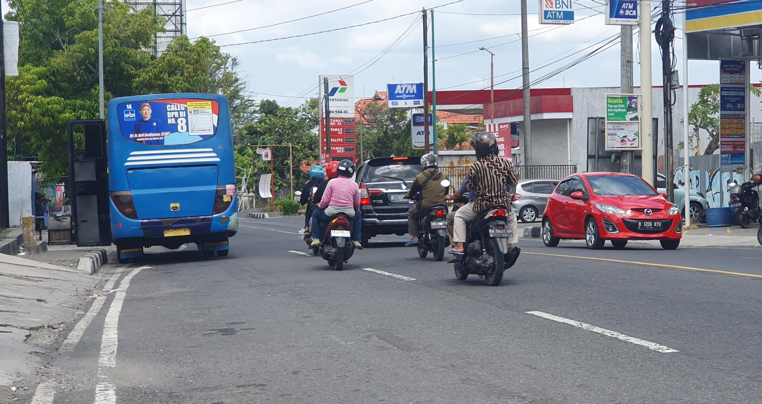 TIDAK BOLEH  - Mobil angkutan kota dalam provinsi (AKDP) Gunungkidul-Jogja pada bagian kaca menempel APK salah satu caleg terlihat terhenti di Siyono, Playen Jumat (22/12)       (Gunawawan/Radar Jogja