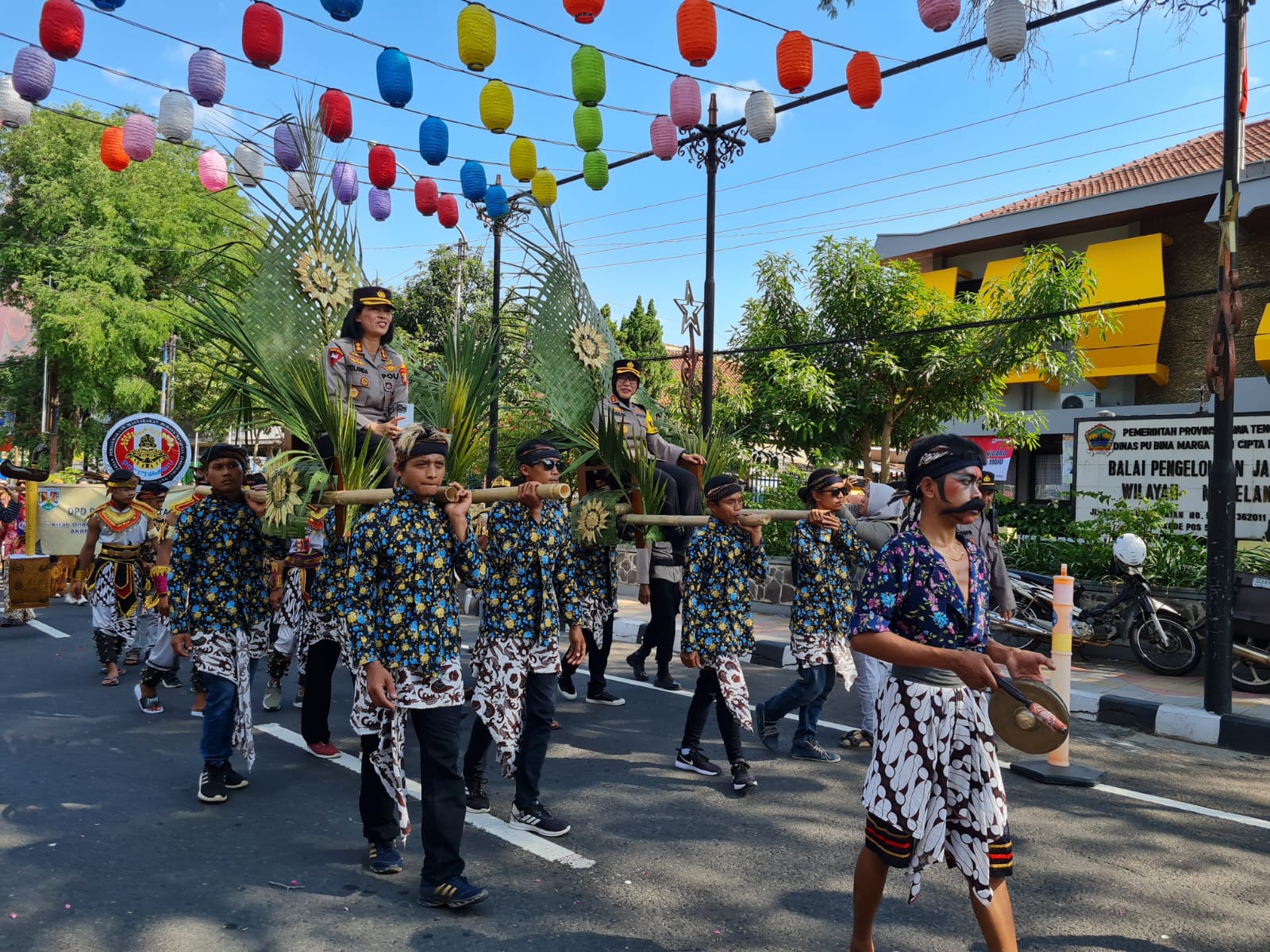 &nbsp;  KREATIF: Kapolres Magelang Kota lama dan baru diarak keliling alun-alun menggunakan tandu. Para pelaku seni turut mengiringinya.