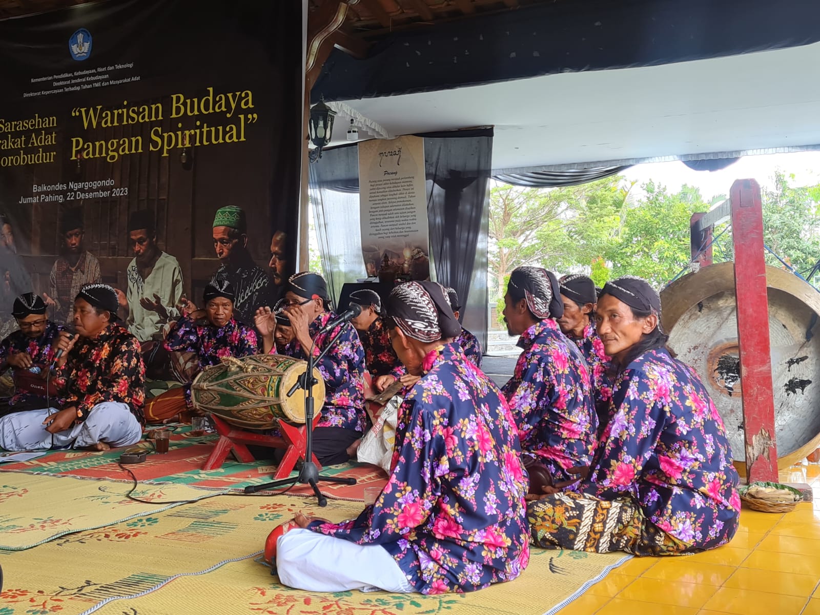 LUWES: Beberapa warga Borobudur memainkan musik tradisional dalam kegiatan sarasehan masyarakat adat di Balkondes Ngargogondo, Jumat (22/12). Naila Nihayah/Radar Jogja