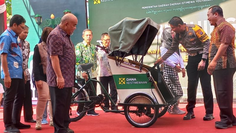 Wakil Gubernur KGPAA Paku Alam (PA) X melaunching Becak Kayuh Bertenaga Alternatif di Taman Parkir Ketandan Sabtu (23/12). (Winda Atika Ira P/Radar Jogja)