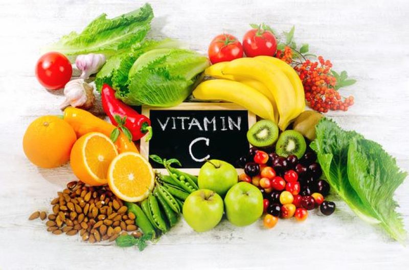 Ilustrasi buah-buahan dan sayuran yang mengandung vitamin C. (Pinterest/web.noom.com)