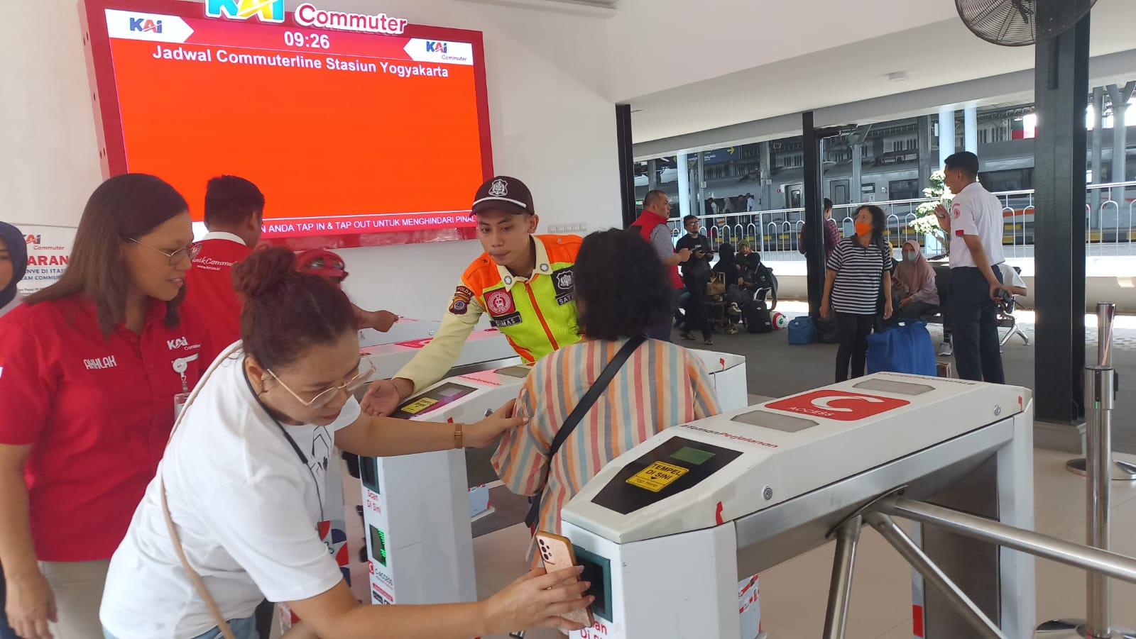 CEPAT: Suasana Pintu Keluar Masuk melalui Hall Baru untuk Penumpang KRL di Stasiun Tugu Jogja Sabtu (23/12). (Winda Atika Ira P/Radar Jogja)