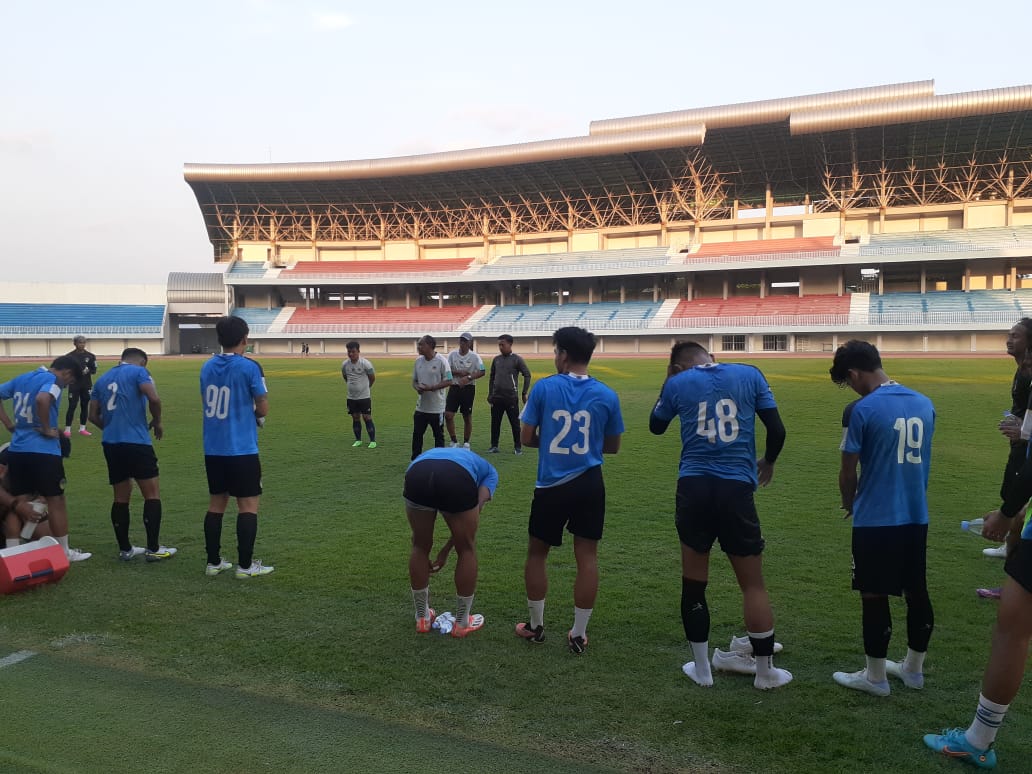 SPARTAN: Pemain PSIM Jogja Saat Melakoni Latihan Rutin Peningkatan Fisik di Stdion Mandala Krida Jogja. (RIZKY WAHYU/RADAR JOGJA)