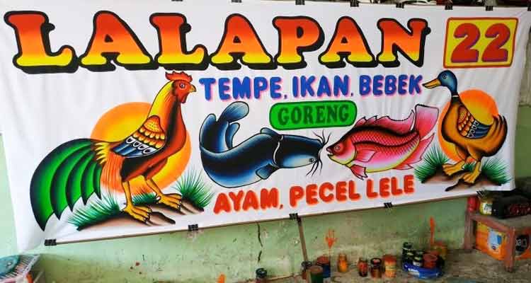 ARTISTIK: Cara pembuatan spanduk pada kuliner pecel lele masih menggunakan metode lawasan. Yaitu menggunakan teknik lukis tangan. Meskipun sudah ada cetak digital, namun  pemilik kuliner pecel lele.