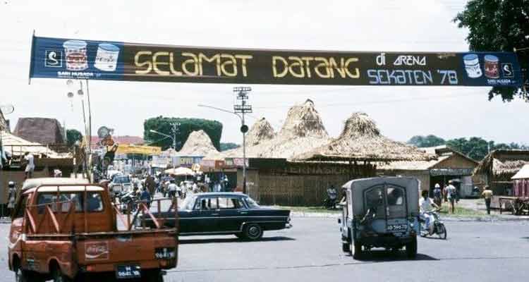 SPANDUK SEKATEN 1970: Spanduk pasar malam sekaten yang di gelar di alun-alun utara Jogja ini merupakan spanduk yang dibuat dengan teknik sablon.