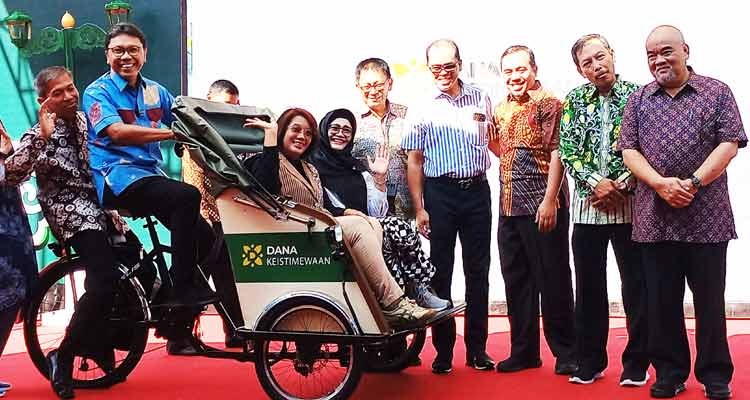 MEMANUSIAKAN MANUSIA: Wagub DIJ Paku Alam X saat melaunching Becak Kayuh Bertenaga Alternatif (Berkreatif) di Taman Parkir Ketandan, Kota Jogja, kemarin  (23/12).