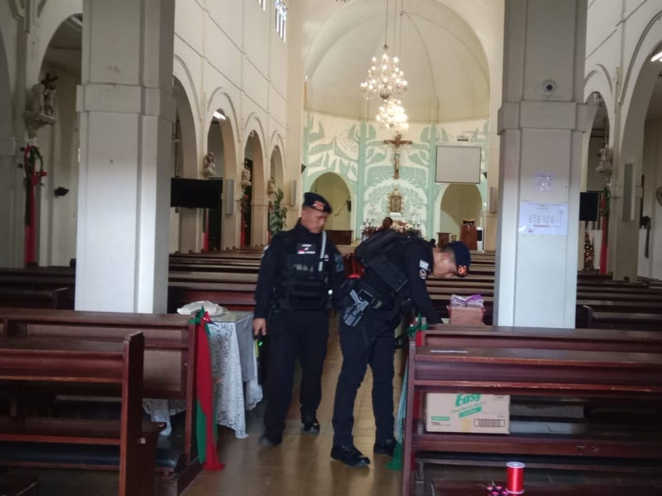 SISIR GEREJA: Tim Gegana Polresta Magelang melakukan sterilisasi di Gereja Van Lith Muntilan, Minggu (24/12/2023). Istimewa