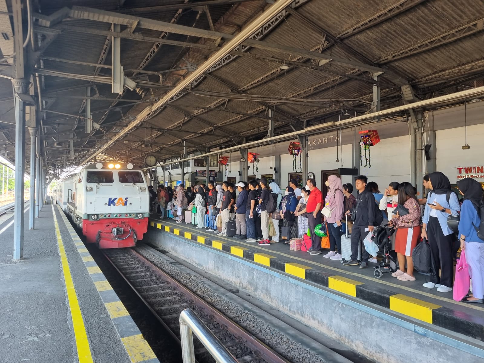 BERANGKAT: Para penumpang di Stasiun Tugu Jogjakarta. (Humas KAI Daop 6 Jogjakarta)