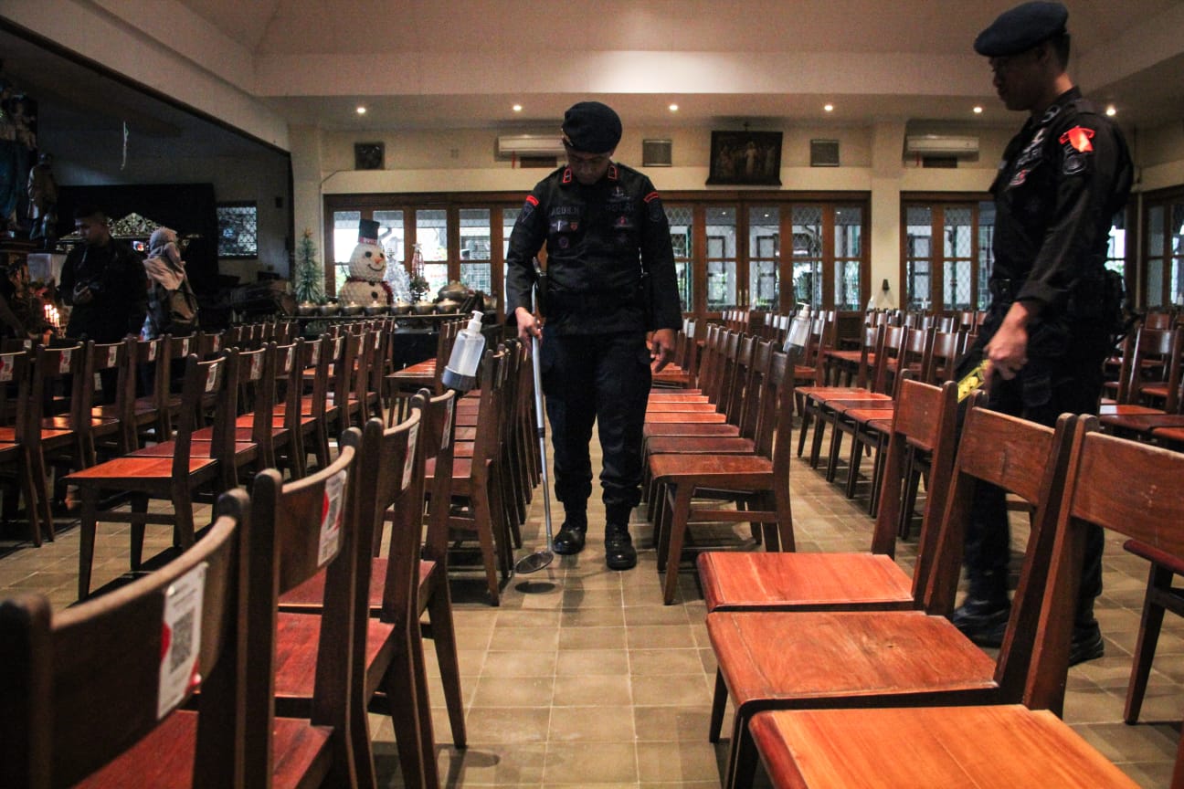 Anggota penjinak bahan peledak sedang melakukan penyisiran dan sterilisasi di Gereja Santo Antonius Padua Kotabaru, Minggu (24/12). (Gregorius Bramantyo/Radar Jogja)