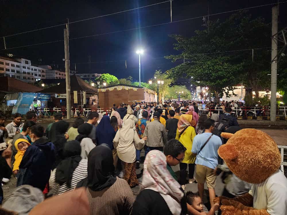 PADAT: Penumpukan penumpang yang akan mengunakan kereta api. (Dok Daop 6)
