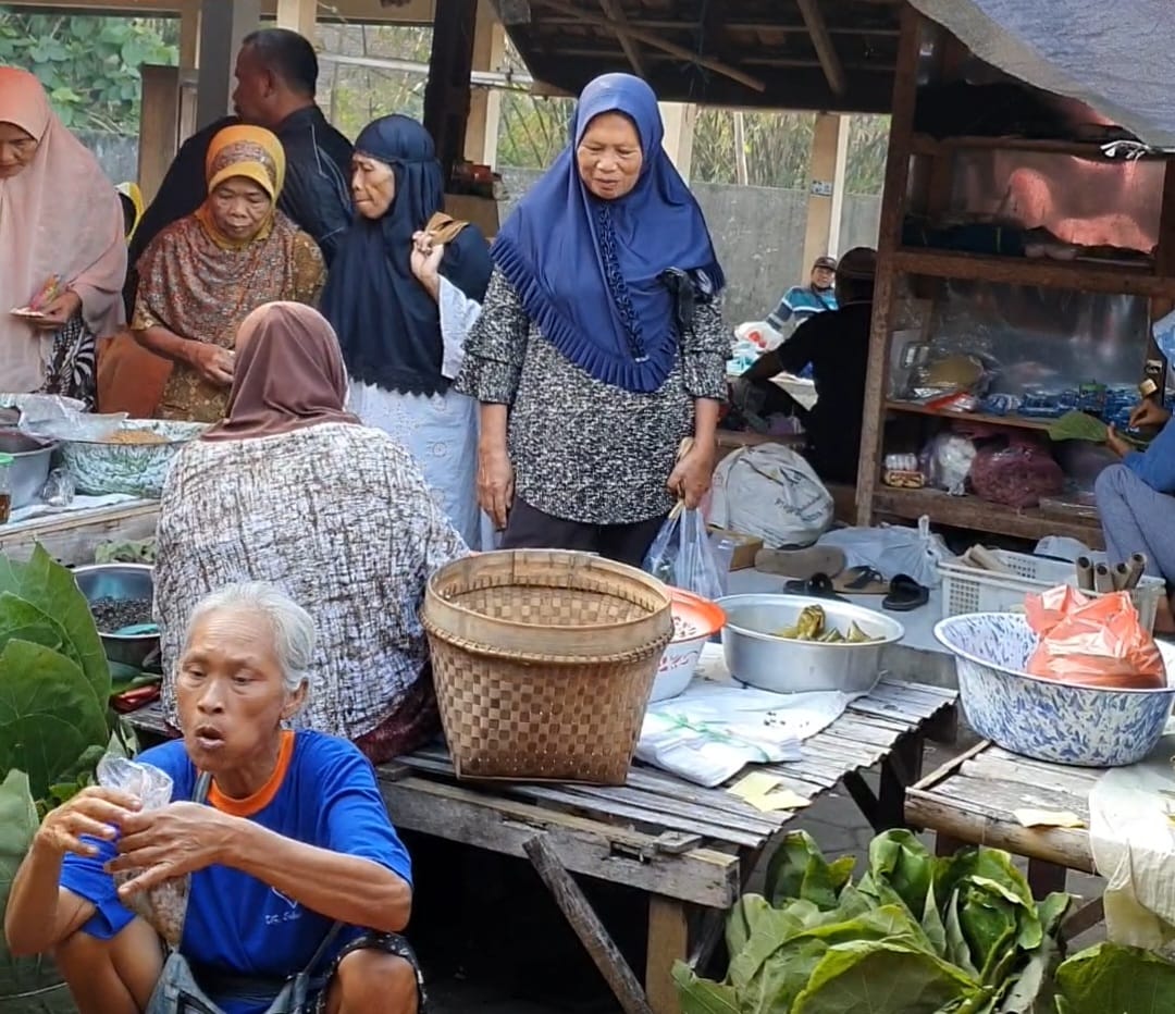 PASARAN JAWA - Suasana pasar tradisional di Ngalang, Gedangsari ramai transaksi jual beli Minggu (24/12/2023)  (GUNAWAN/Radar Jogja)
