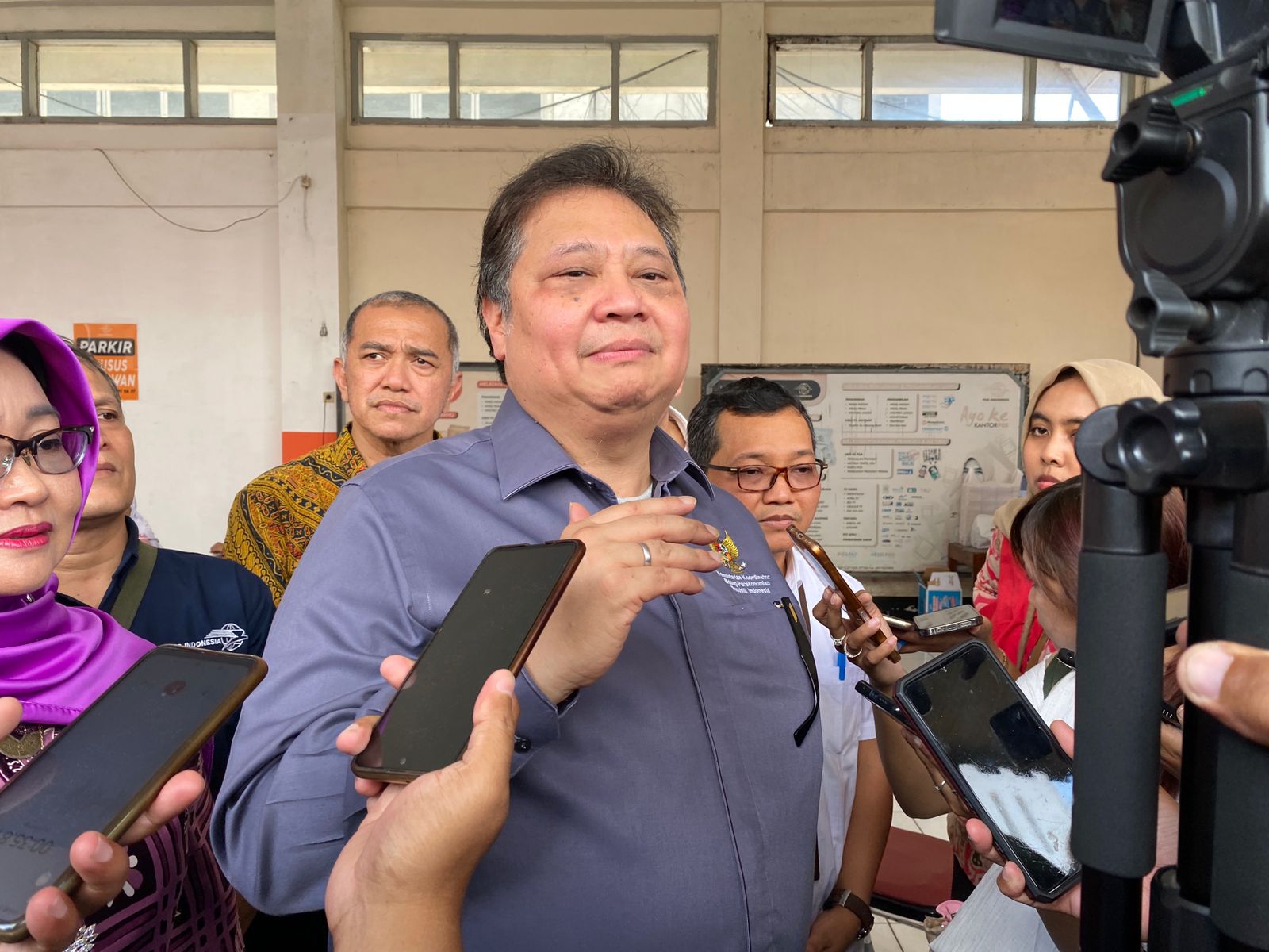 Foto : Menko Bidang Perekonomian, Airlangga Hartato saat ditemui di Gedung Kantor Pos Indonesia Pusat Jogja, Minggu (24/12/2023). Agung Dwi Prakoso / Radar Jogja