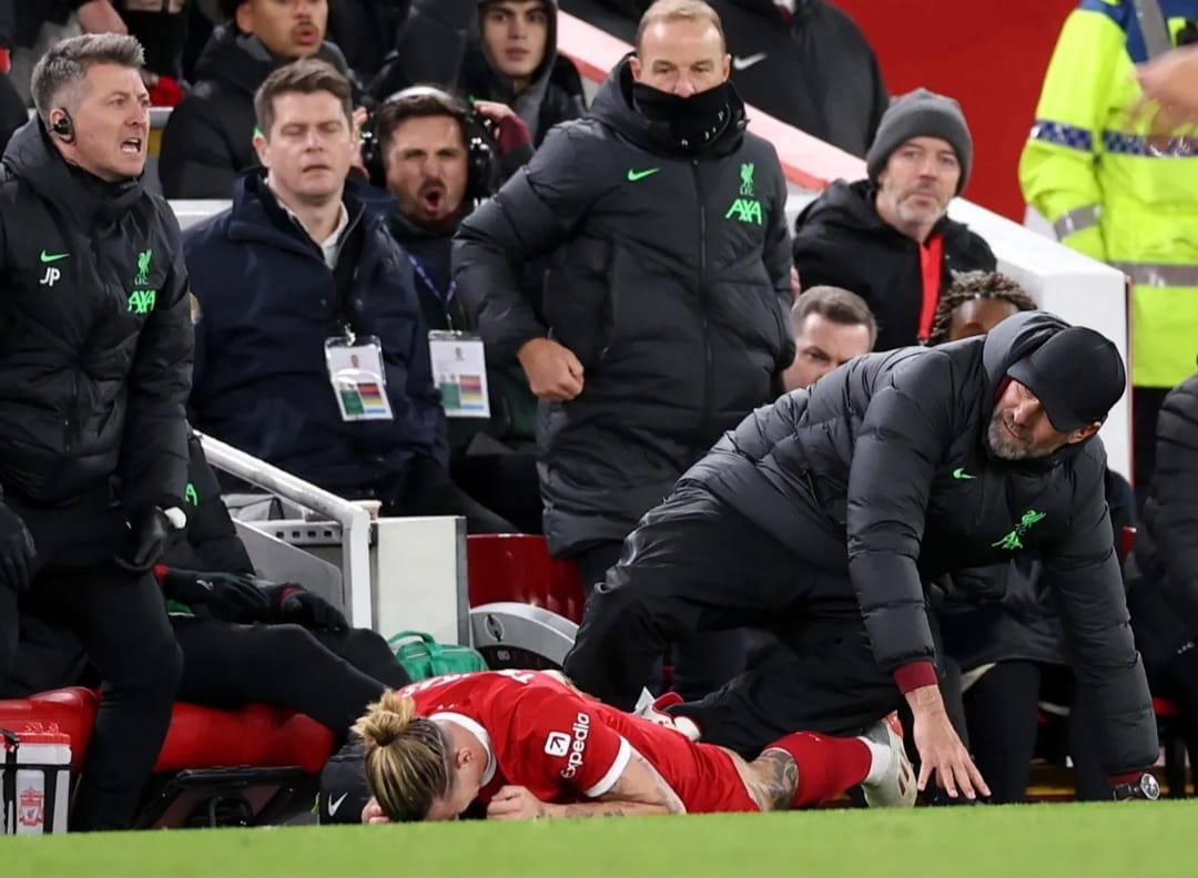 Kostas Tsimikas bertubrukan dengan Jurgen Klop usai duel dengan Saka. Tsimikas alami patah tulang selangka (EPA)