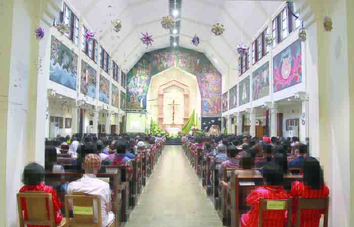 KHUSYUK: Umat Katolik mengikuti Misa Malam Natal di Gereja Santo Antonius Padua, Kotabaru, Kota Jogja, tadi malam (24/12). Perayaan Malam Natal itu menjadi refleksi kelahiran Yesus Kristus.